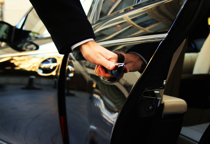 Pietro Ferrari apre la portiera della vettura